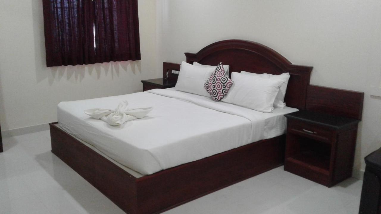 E S Residency Hotel Theni Bagian luar foto