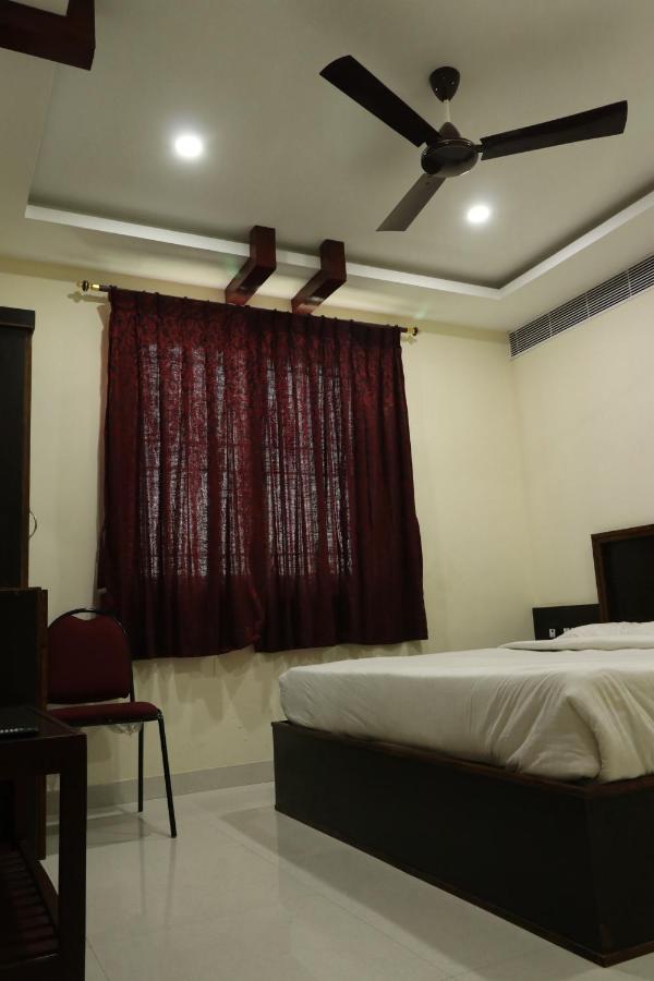 E S Residency Hotel Theni Bagian luar foto